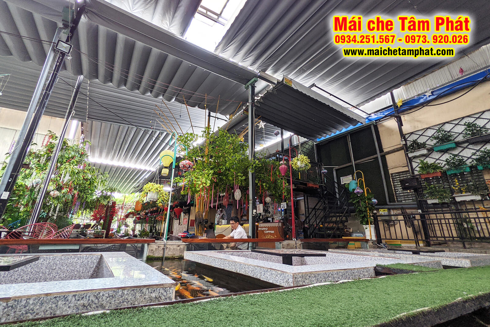 Lắp đặt mái bạt kéo che quán Cafe cá Koi đẹp ở TPHCM