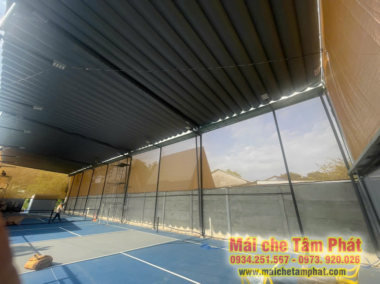Thi công lắp đặt mái bạt xếp di động che sân Pickleball ngoài trời