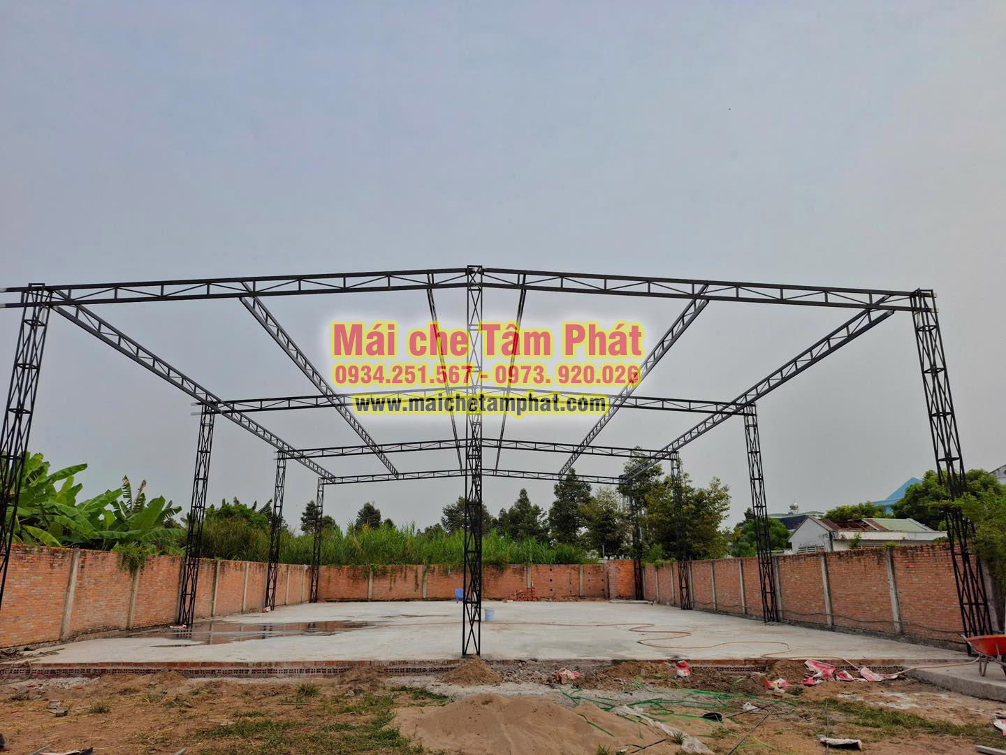Thi công phần khung cho mái che sân Pickleball ngoài trời ở Đồng Tháp