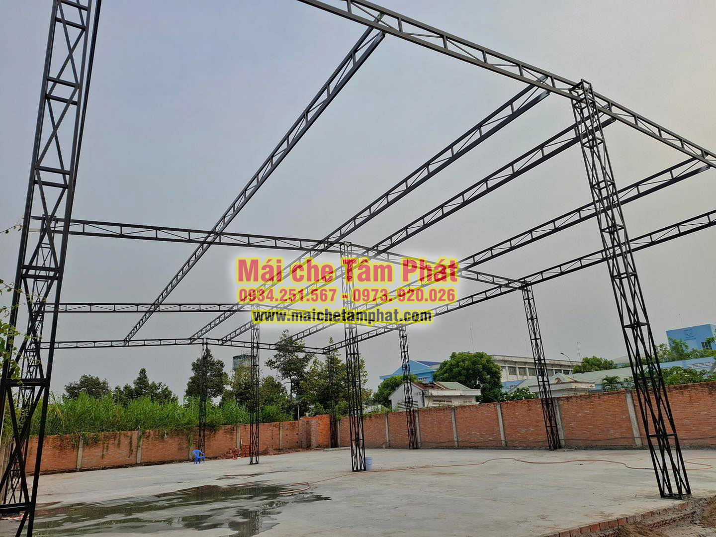 Lắp đặt phần khung cột cho mái che sân Pickleball ngoài trời
